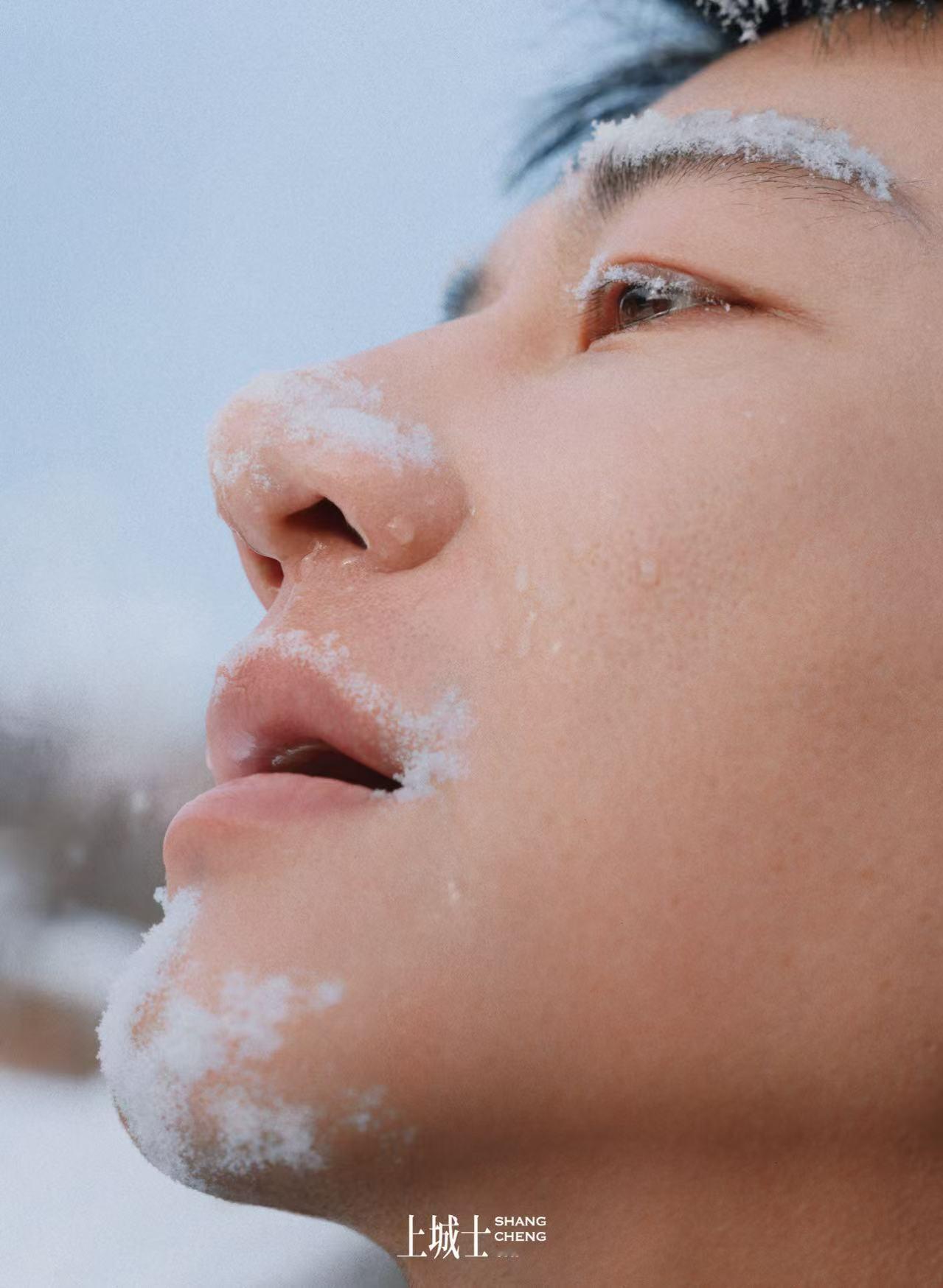 黄轩睫毛上落了雪 谁能不爱睫毛落雪的黄轩😭 自带清冷温柔的电影滤镜，睫毛上的雪