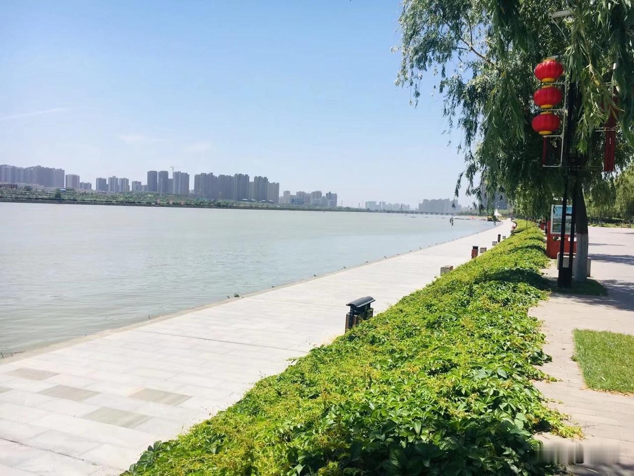 【七绝•回望长安】
回望长安一片红，高楼次第座云中。
槐荫柳绿新城就，更有而今路
