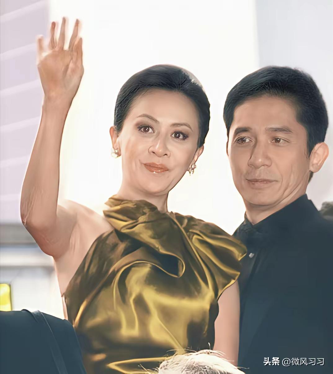 曾华倩出身优渥，父母皆是医生和教师。反观梁朝伟，家境不佳，早早步入社会谋生，也未