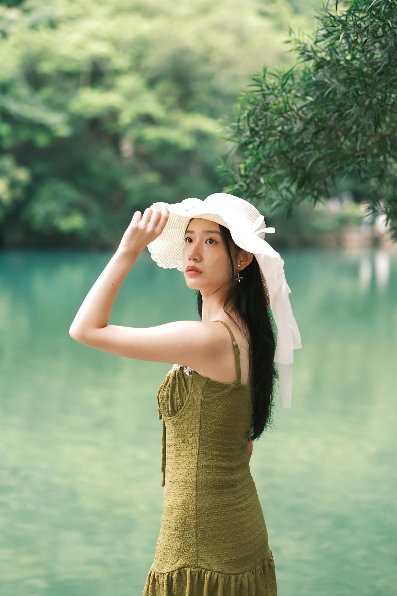 湖边偶遇一女子，随拍两张我的夏日ootd 湖边氛围感拍照 夏季甜美风格 夏天拍照