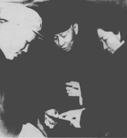1961年4月，刘少奇和王光美在查阅长沙县天华大队地形简图。当时，国民经济处于极