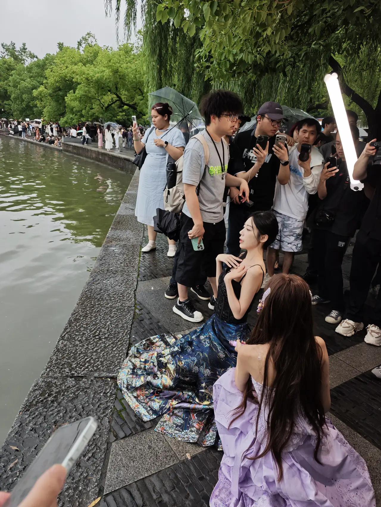 西湖最具有诗情画意，不但风景优美人文景观也是一绝。在西湖你可以欣赏到别处没有的美