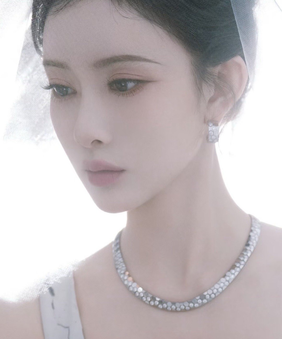 孟子义婚纱孟子义真神奇，她其实是美的，但就是不高级，同类型婚纱系列，娜扎就完全不