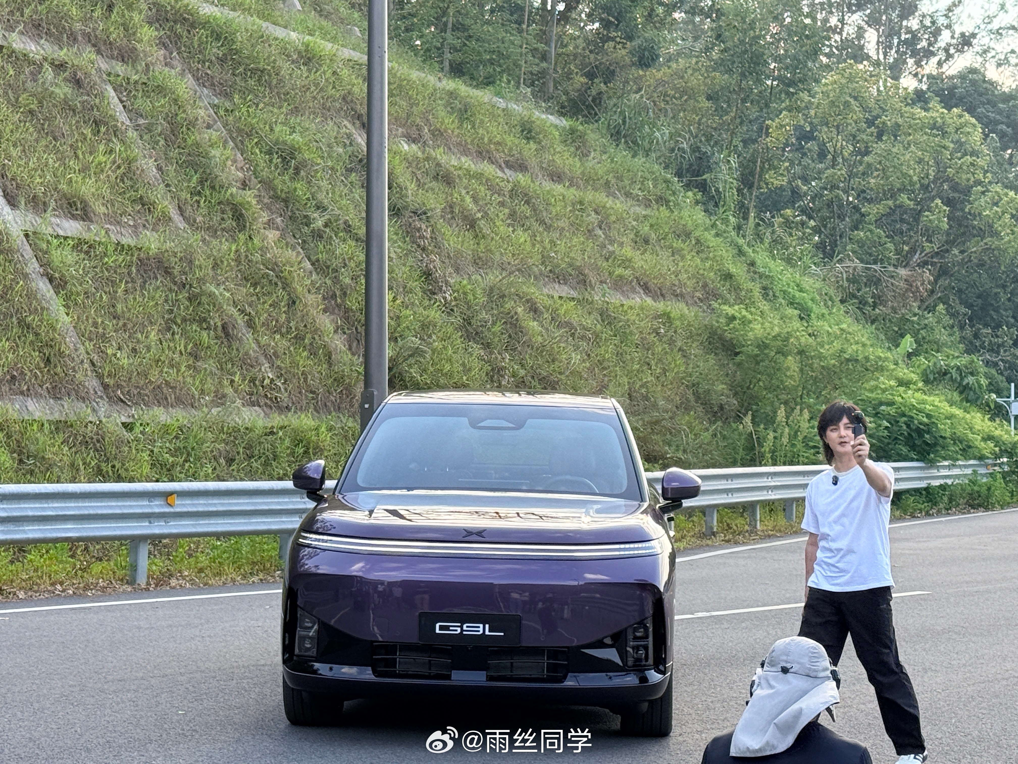 尹正竟然去参加了小鹏G9L的动态试驾活动。大明星也是手持一个大疆就开始拍摄，我还
