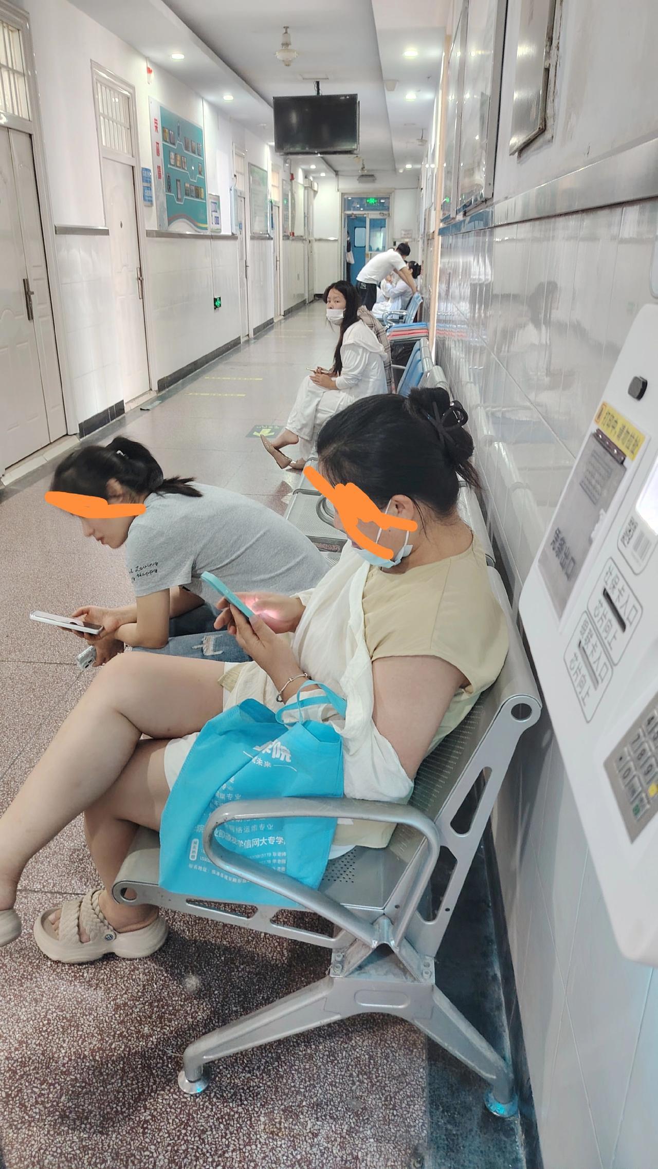 在医院排队等待叫号 ，怎么回事啊，看牙也这么多人，
