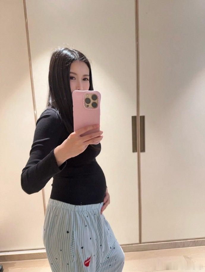 蝴蝶姐姐晒双胞胎孕肚 蝴蝶姐姐儿子这么大了 蝴蝶姐姐晒双胞胎孕肚，完全看不出来欸