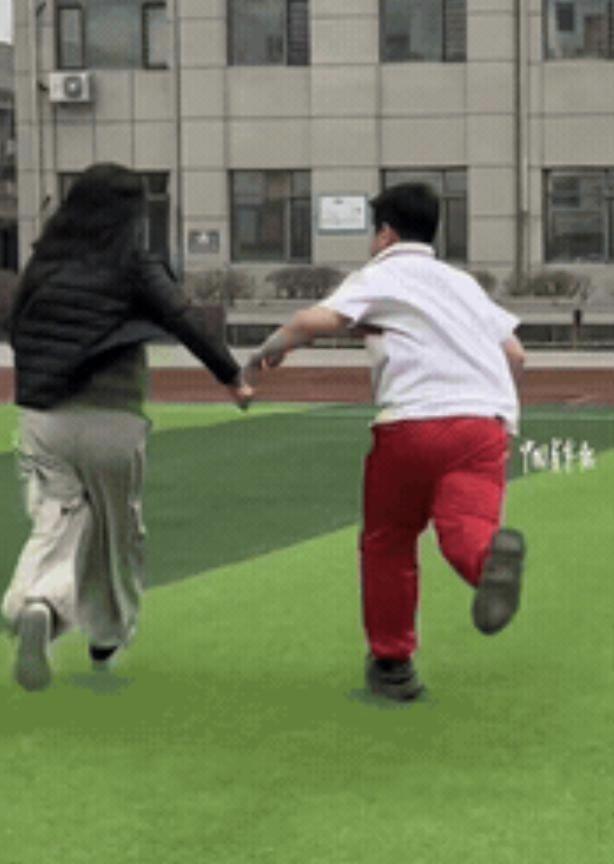 辽宁本溪老师课间趣味赛跑火出圈！一句“输了做卷子”，被小学生花式化解

近日，辽