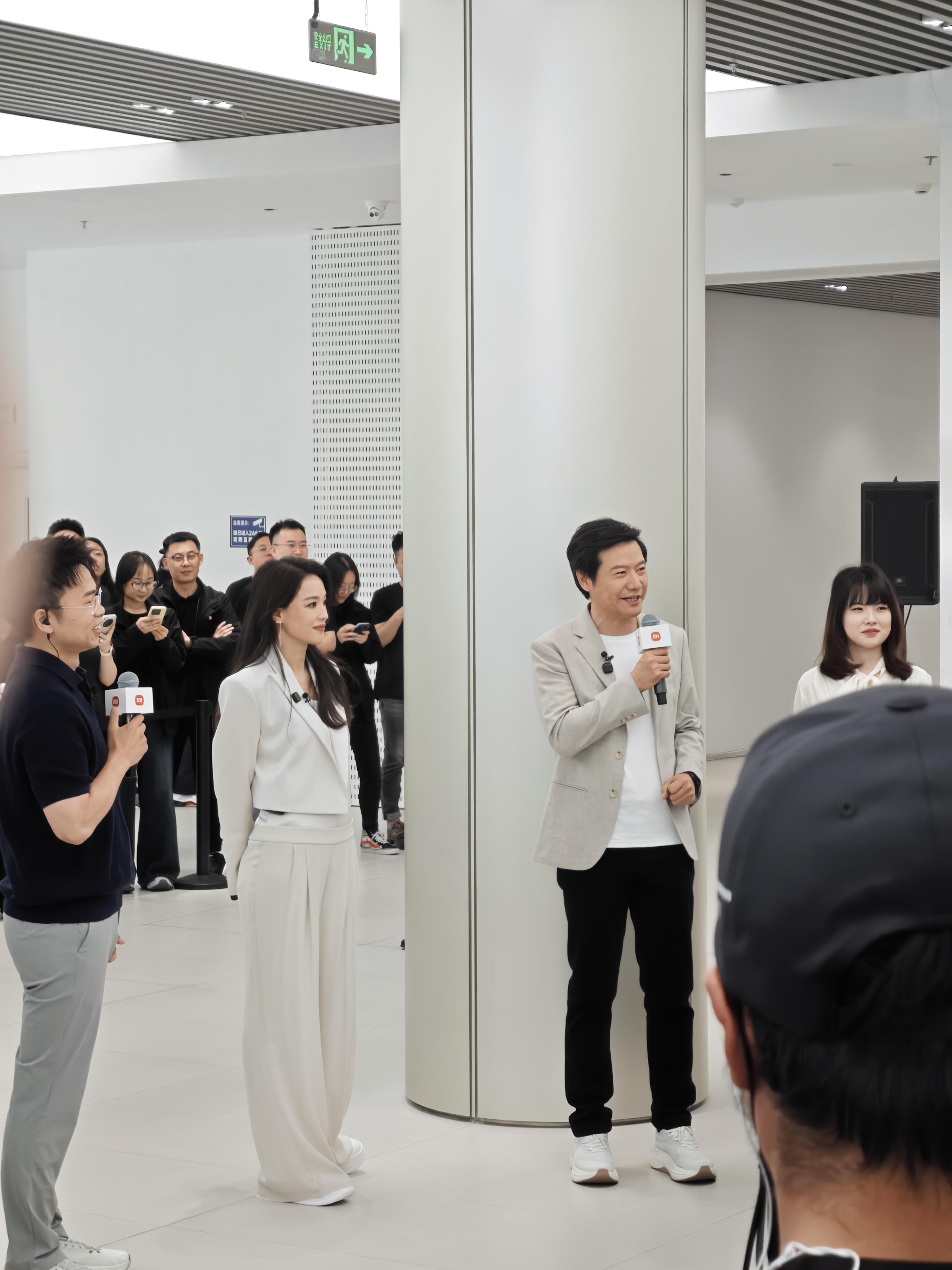 舒淇给小米YU7车主交付我这是真的羡慕首批车主啊啊啊啊啊啊，提车现场不仅有雷总，