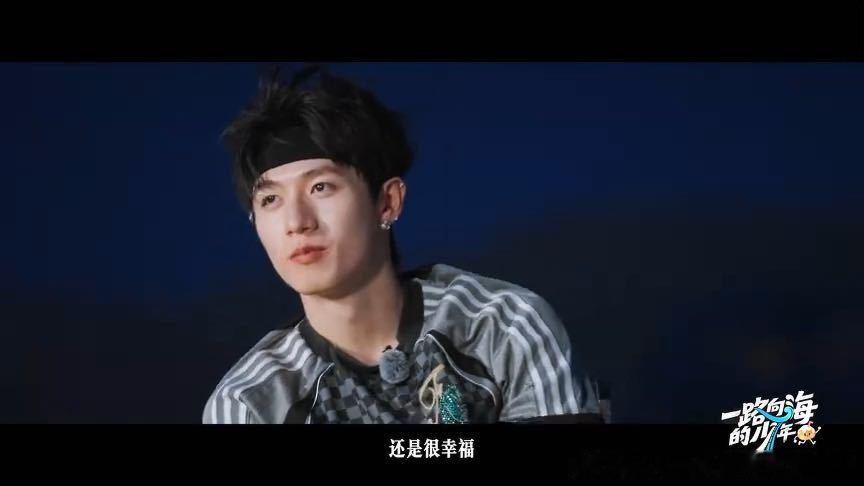 别人旅行vlog是打卡拍照，TOP登陆少年直接把新疆当自家后院——抓羊、踢球、躺
