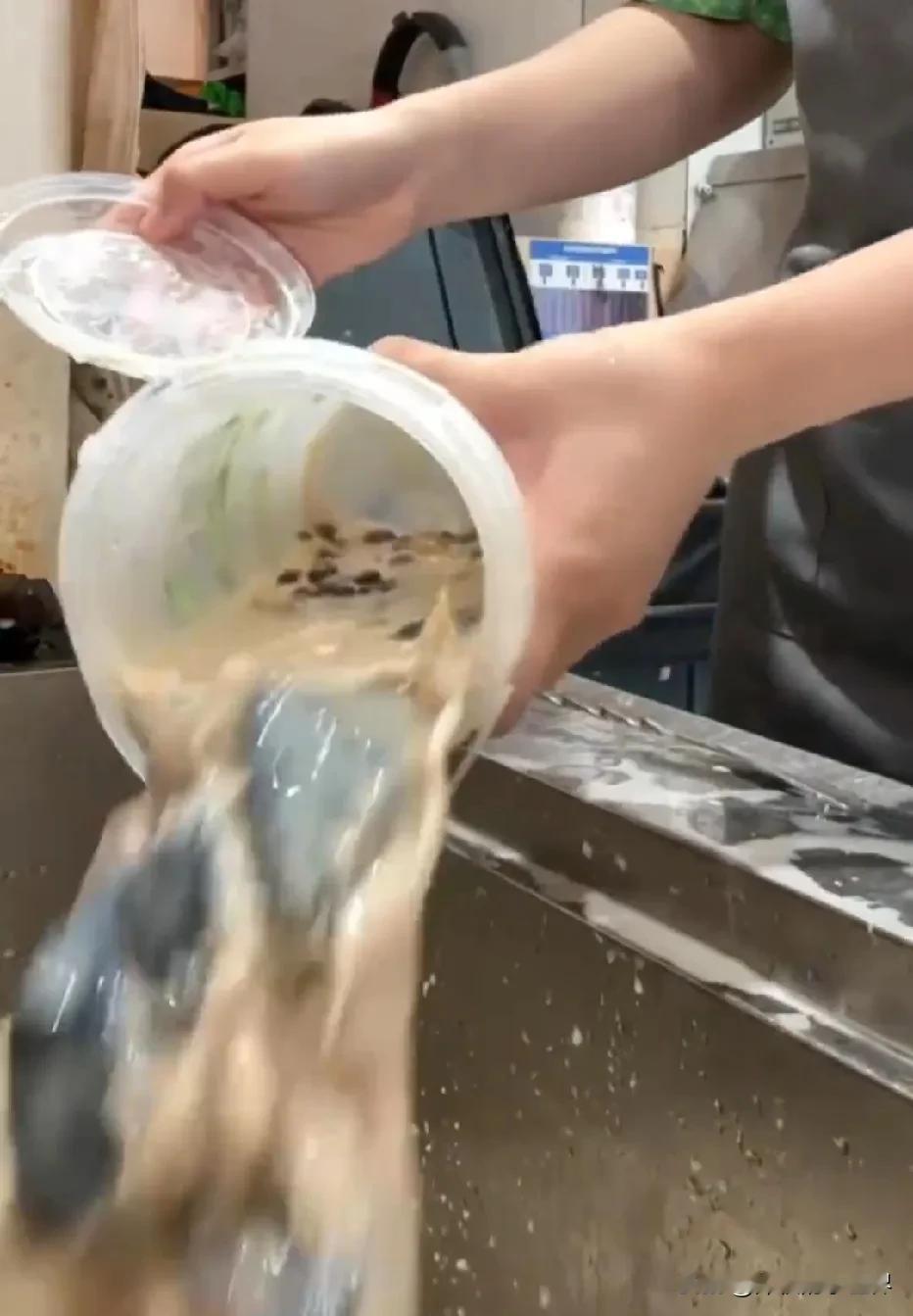0元购叫停吧！

这场战争的恶果来了：大量奶茶无人认领，只能全部倒进下水道。既浪