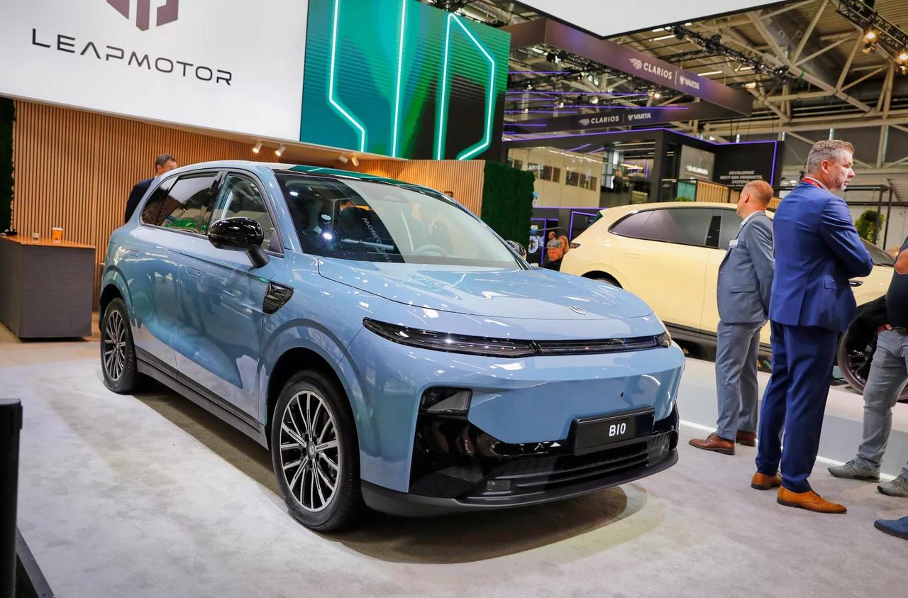 零跑出海这一步，算稳吗？

这次零跑汽车把欧洲生产从波兰调整到西班牙，用Stel