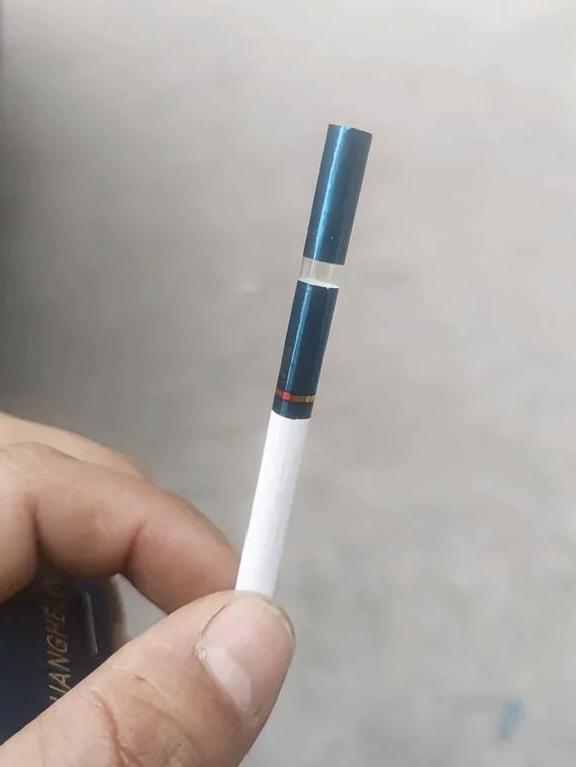 今天拜年，听说了一件事，感觉挺可乐的！
一位大哥生病戒烟，老婆积极监督。
大哥烟