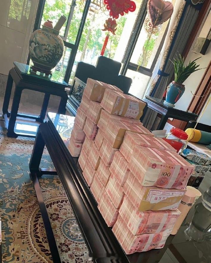 大部分的餐厅都不赚钱，但房东赚钱。大部分投流的品牌都不赚钱，但直播渠道赚钱。大部