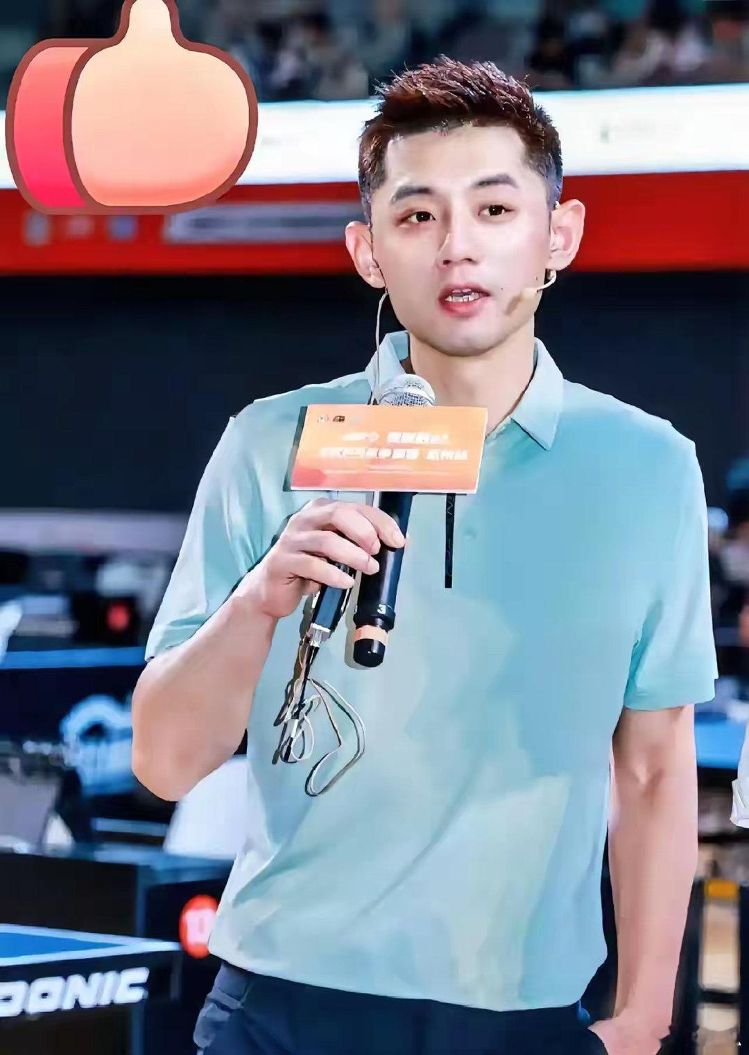 张继科全民乒乓球争霸赛开赛了，我发现3个有意思的小细节：1、张继科穿的不是安踏，
