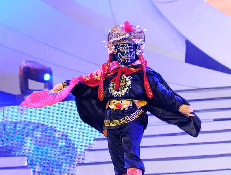 30年，科技把春晚的想象变成现实。1996年，蔡明在《机器人趣话》里饰演机器人，