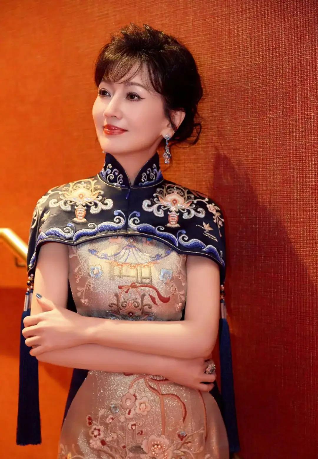 提起赵雅芝，国人心中永远镌刻着白娘子的古典温婉，年过花甲的她每次穿搭的造型总能展