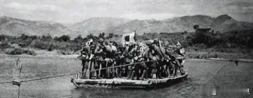 1942年，渔民陈根土载着16个日军过江。不料，船到江心，他突然哈哈大笑，纵身一