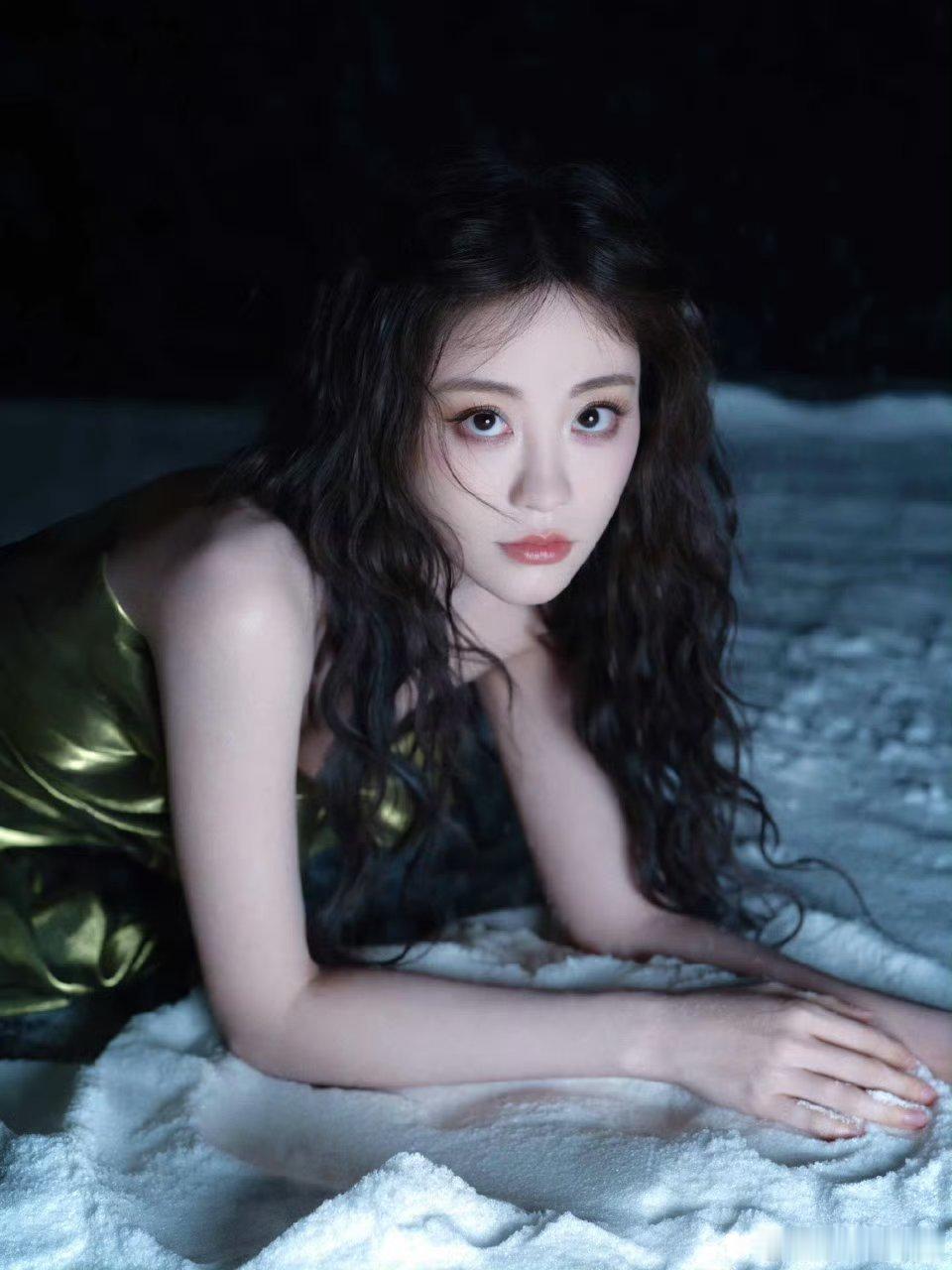 祝绪丹 八音盒里的冰雪精灵这风格也太适配了吧！又美又仙，完全是从童话里走出来的~