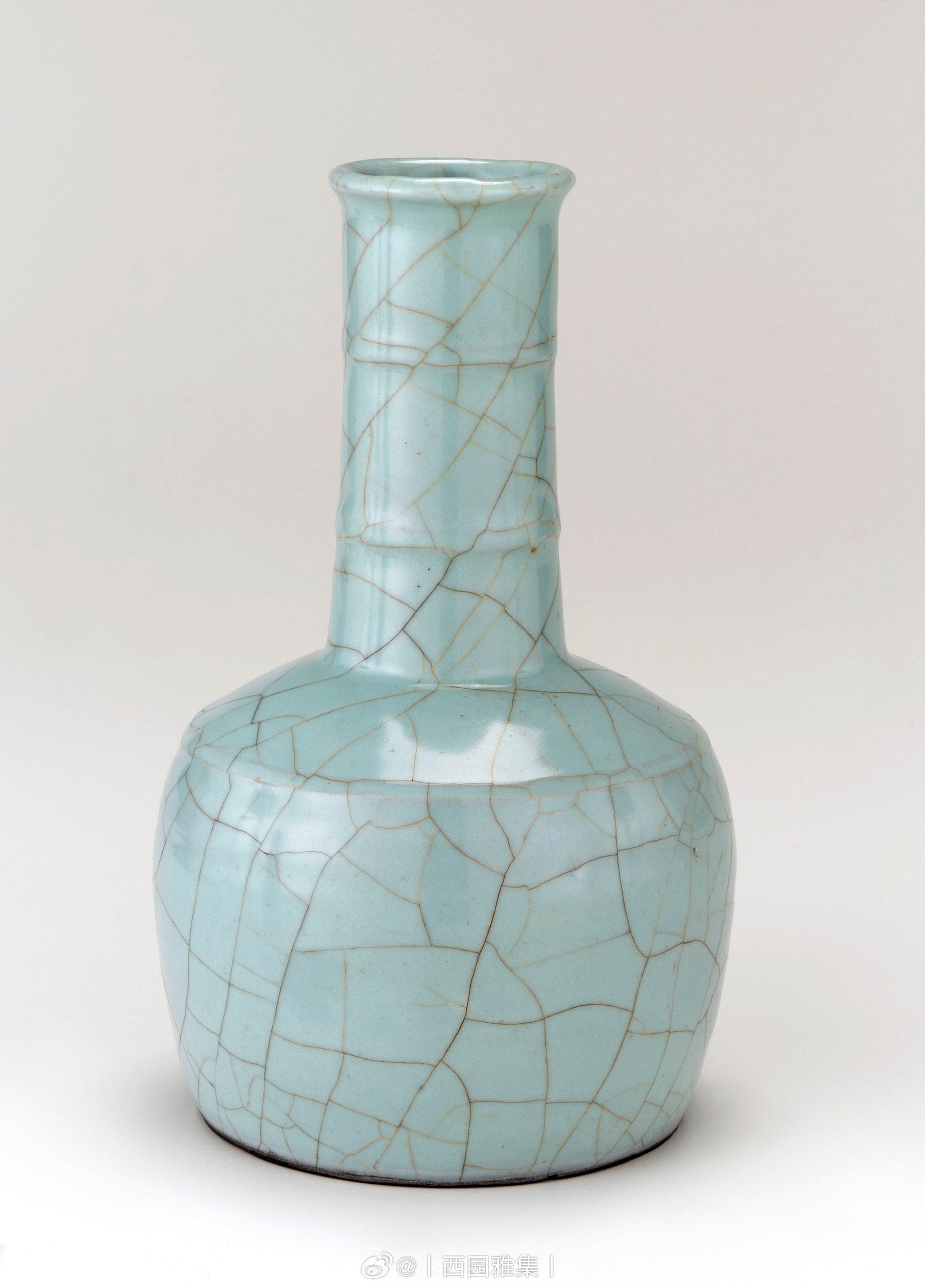 南宋 官釉弦纹长颈瓶尺寸： H x W: 23.2 x 14.1 cm来源：美国