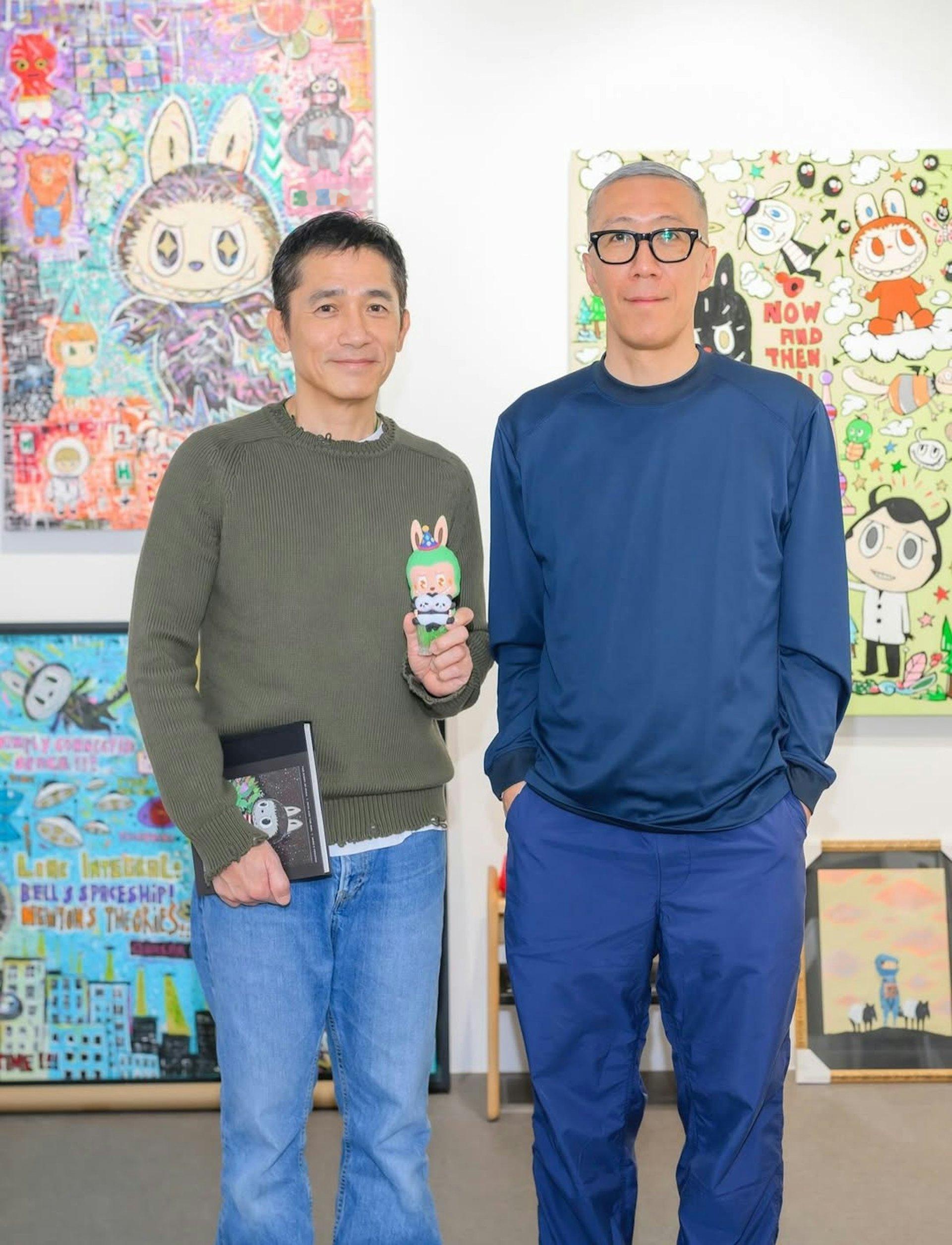 梁朝伟获龙家昇特别版Labubu展童真笑容，这只Labubu与香港旅发局趁大熊猫