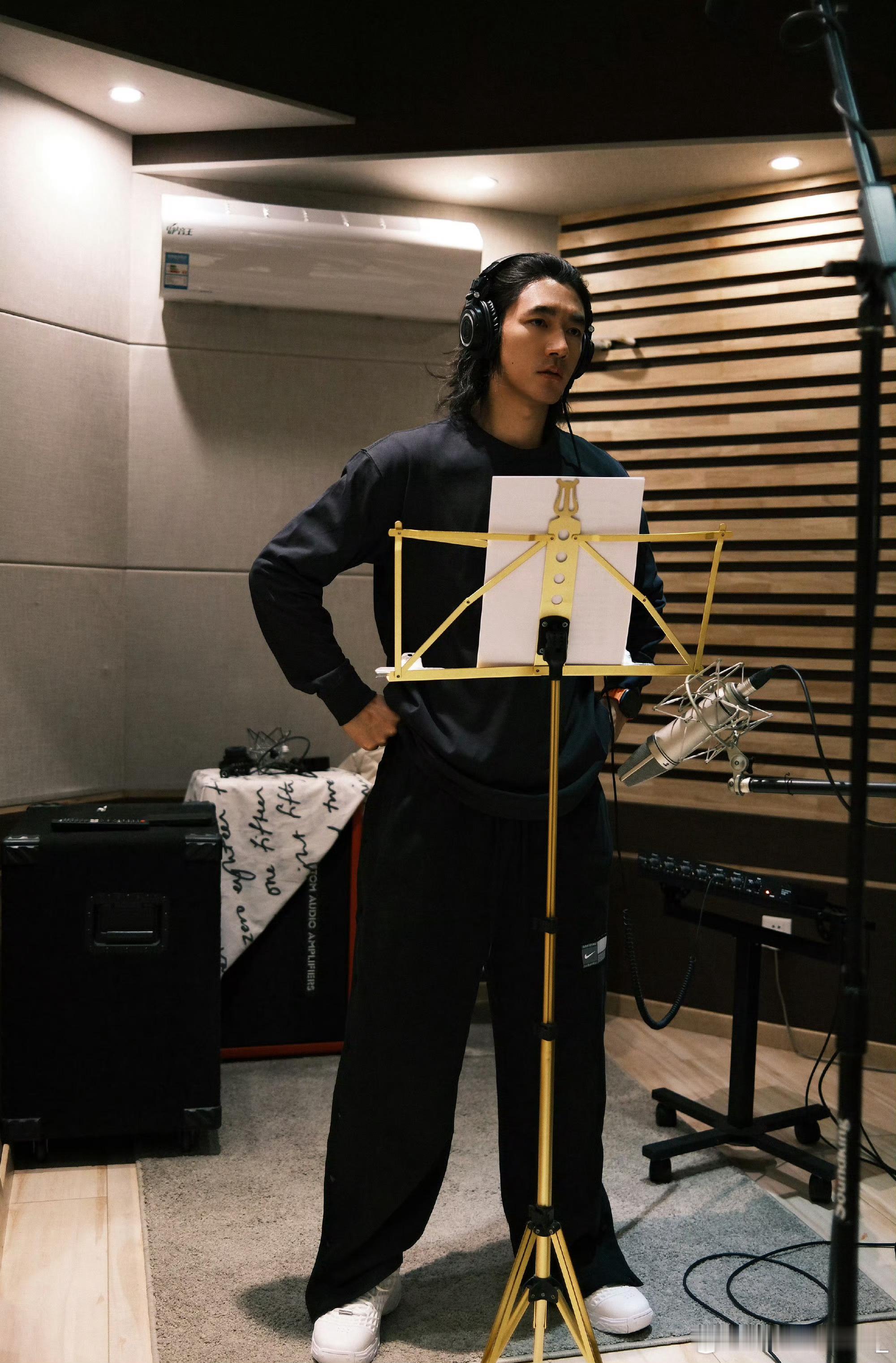 此沙以沉静姿态深耕演艺！循内心节律探新角色，新岁立志出有厚度作品，似鹰舒展羽翼飞