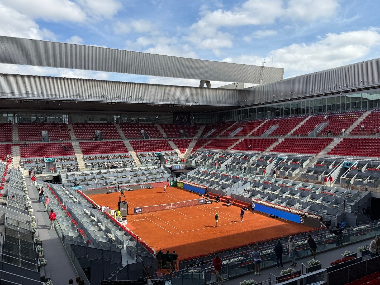 浅浅总结我的2025赛季✍️经历了马德里的全国大停电罗马见证郑钦文首胜萨巴伦卡法