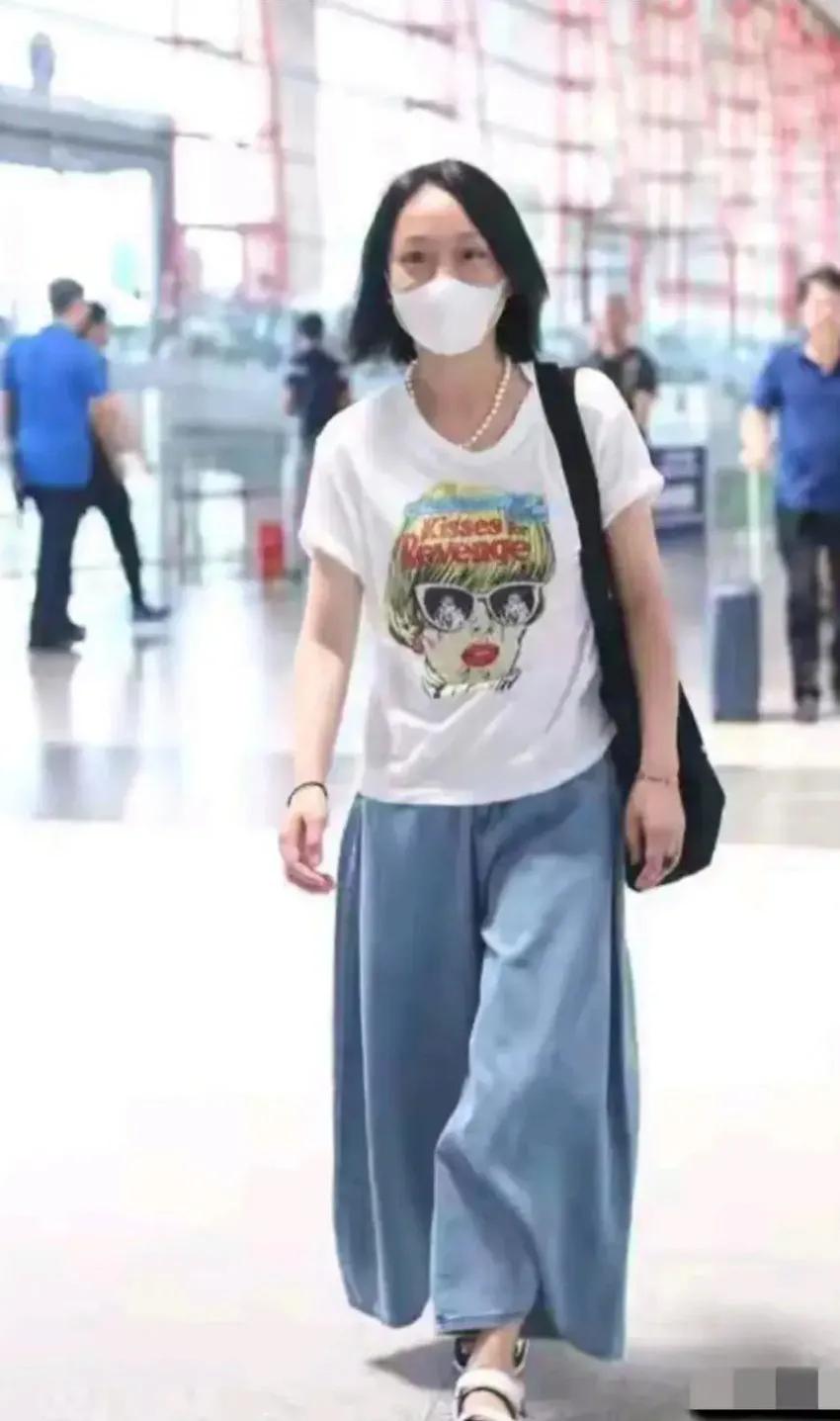 不得不说，周迅这身服装真的是随意呀，非常的接地气，一点也没有偶像包袱。

一件白