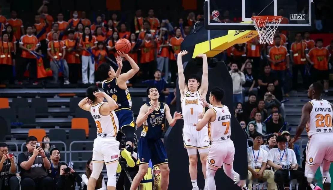 广东本赛季双杀山西！一场肉搏战和犯规大战宣告结束，最终广东主场107:97击败山