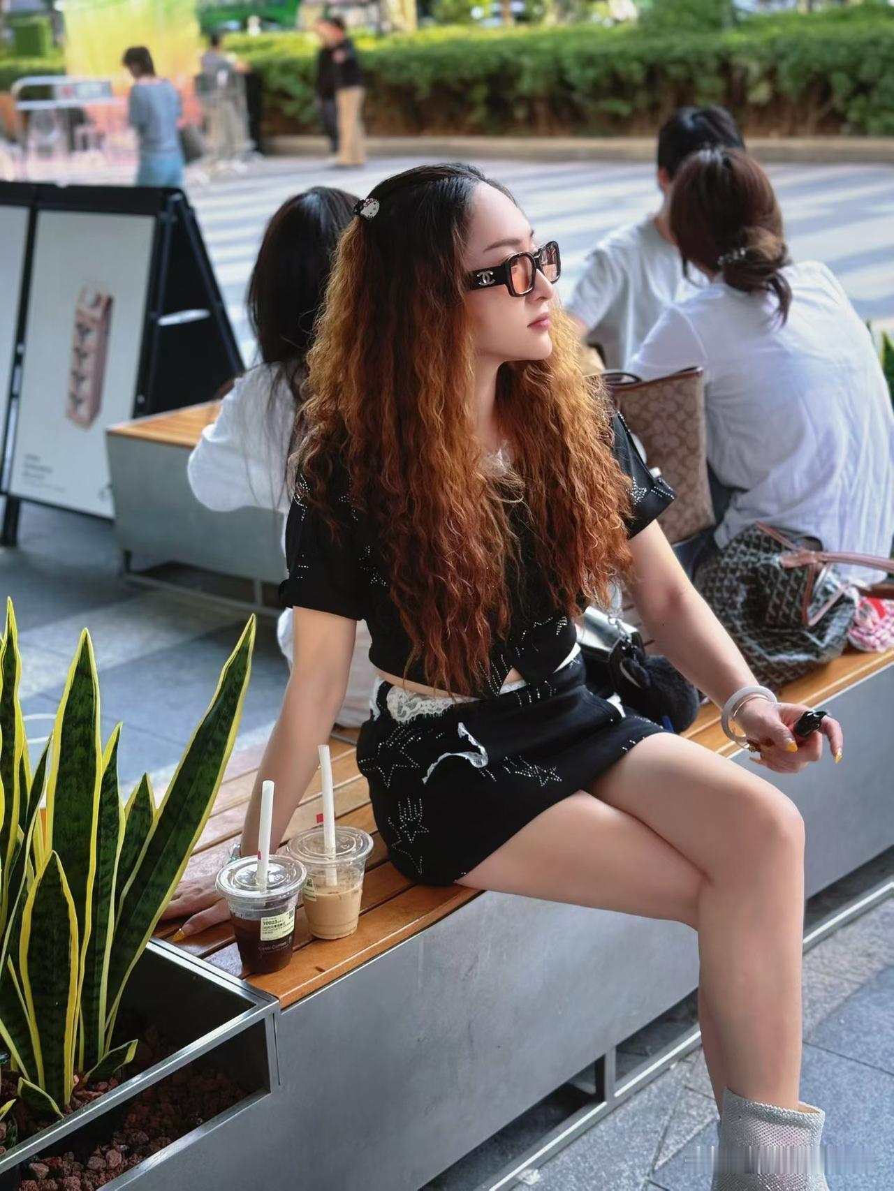 都市时尚女孩，咖啡时光，街拍大片梦幻紫色小花朵 甜酷街拍大片 街拍美少女写真 明