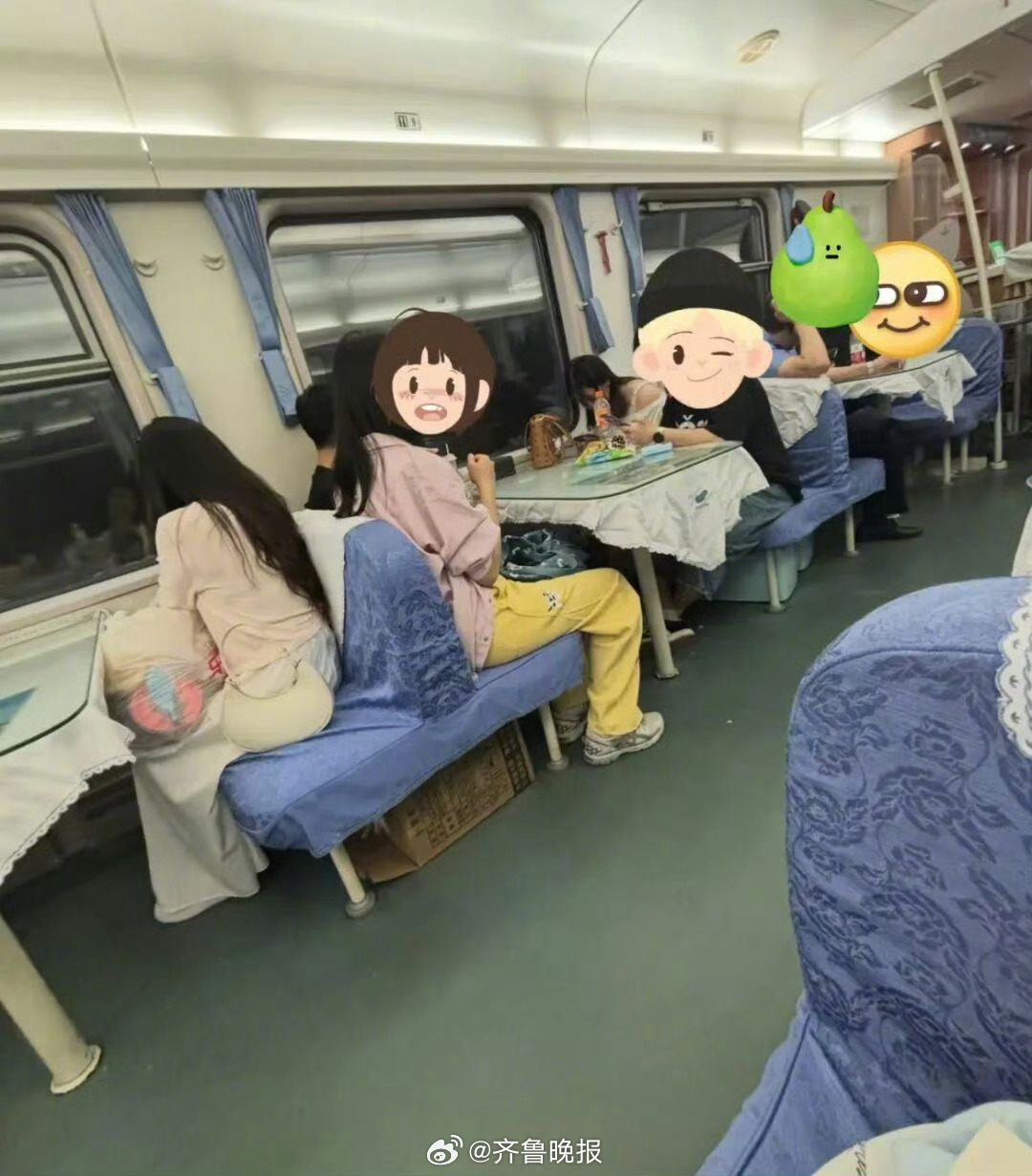 【#12306回应餐车被坐满但无人消费#】#女子称餐车师傅劝未消费乘客回座没人理