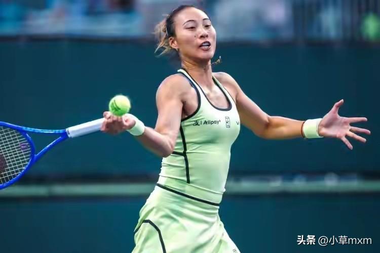 郑钦文在今天凌晨进行的WTA1000迈阿密站女单第二轮比赛中，以6：3和6：0战