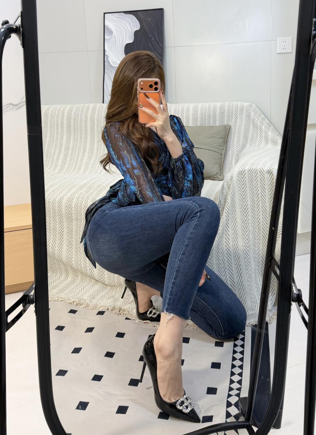 [微风]听说
[微风]牛仔裤
[微风]高跟鞋
[微风]不太搭
[微风]真的吗？