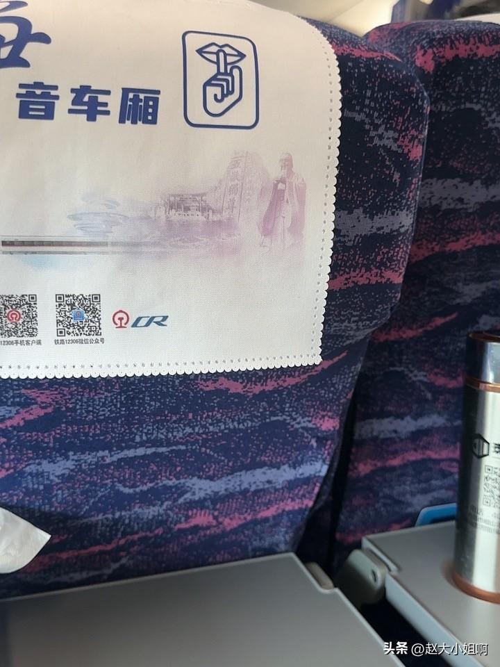 我最讨厌坐火车把车座放到最后的，这类人群都属于自私鬼那种。
我前面坐着一个嫚，二
