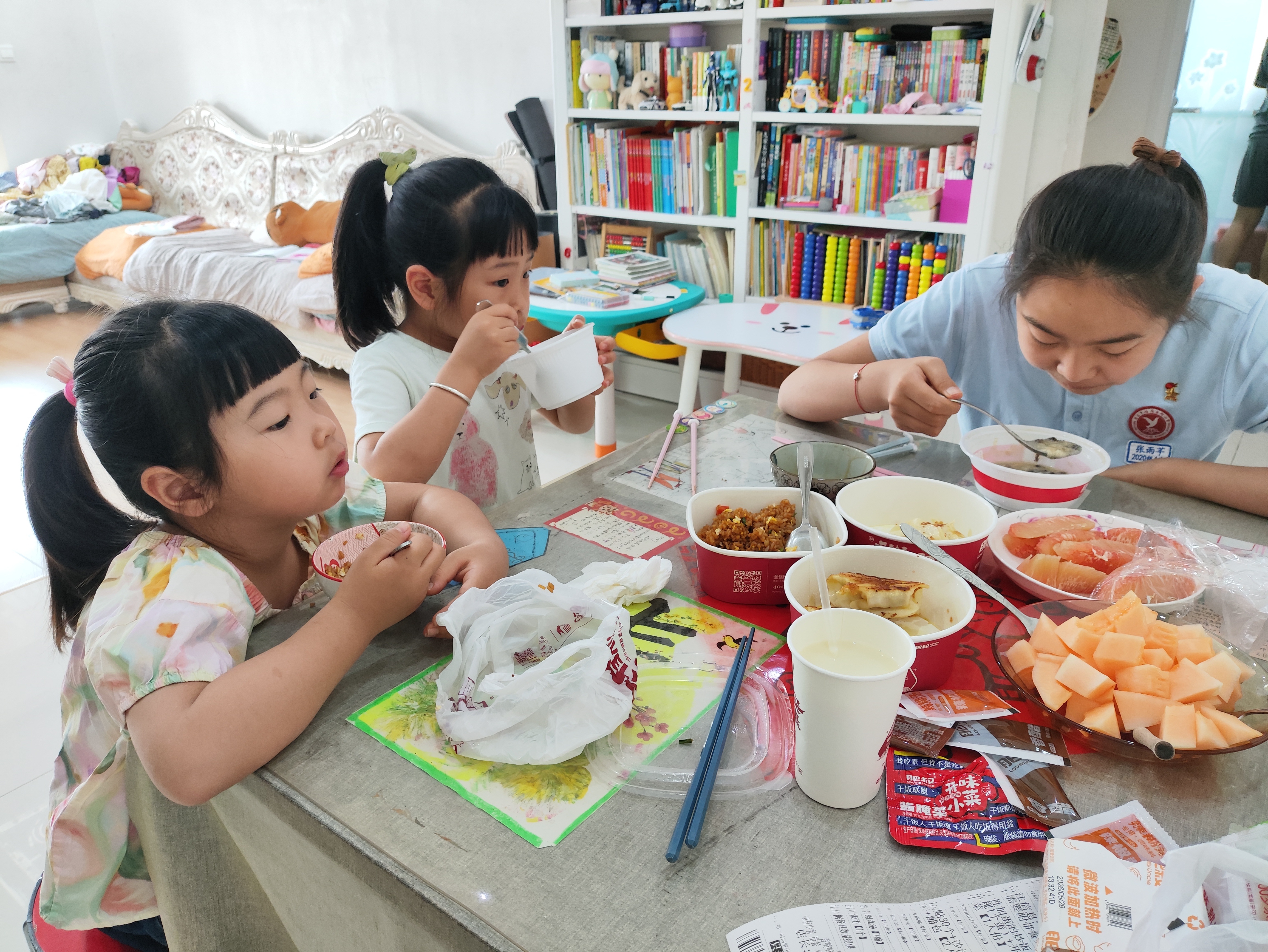 琦妙依吃兰么 好好吃饭