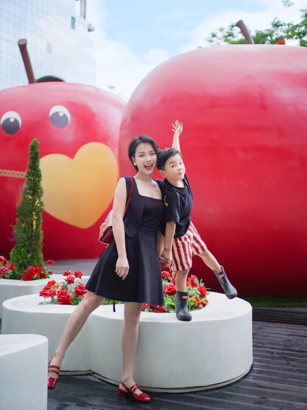 来打卡啦！深圳湾的红苹果市集🍏🍎