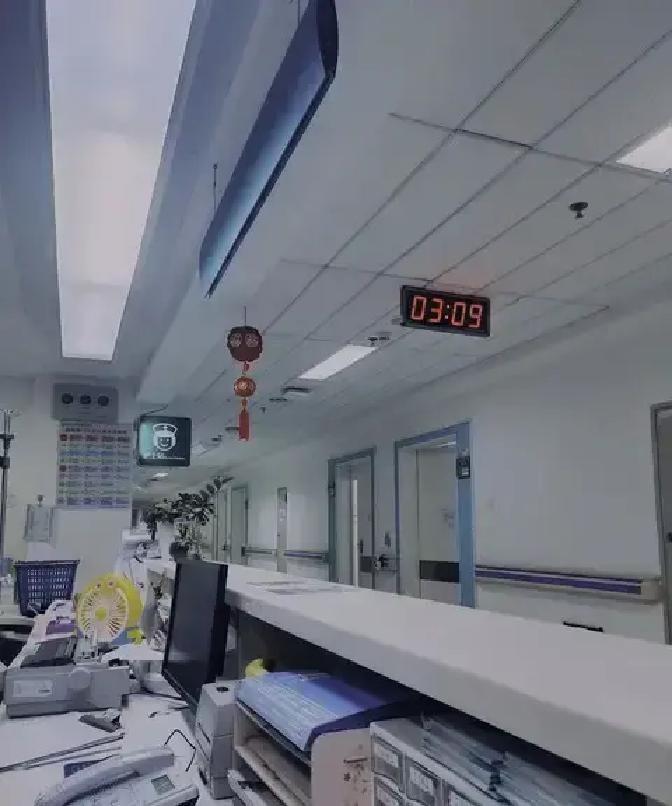 儿子五岁确诊自闭症那天我脑袋嗡的一声。
医生把报告递给我，我手抖得差点拿不住。