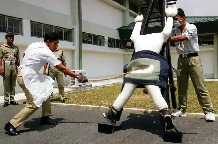 9岁学生霸凌同学并发出死亡威胁，新加坡学校直接上鞭刑！听着就解气！新加坡一所小学