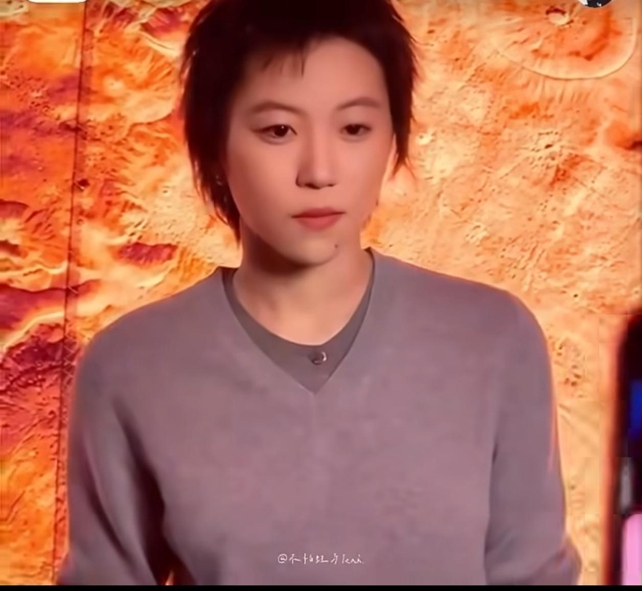有记者问窦靖童：现在网友叫你“国民老公”，你怎么看？
她笑着回答：责任重大。
