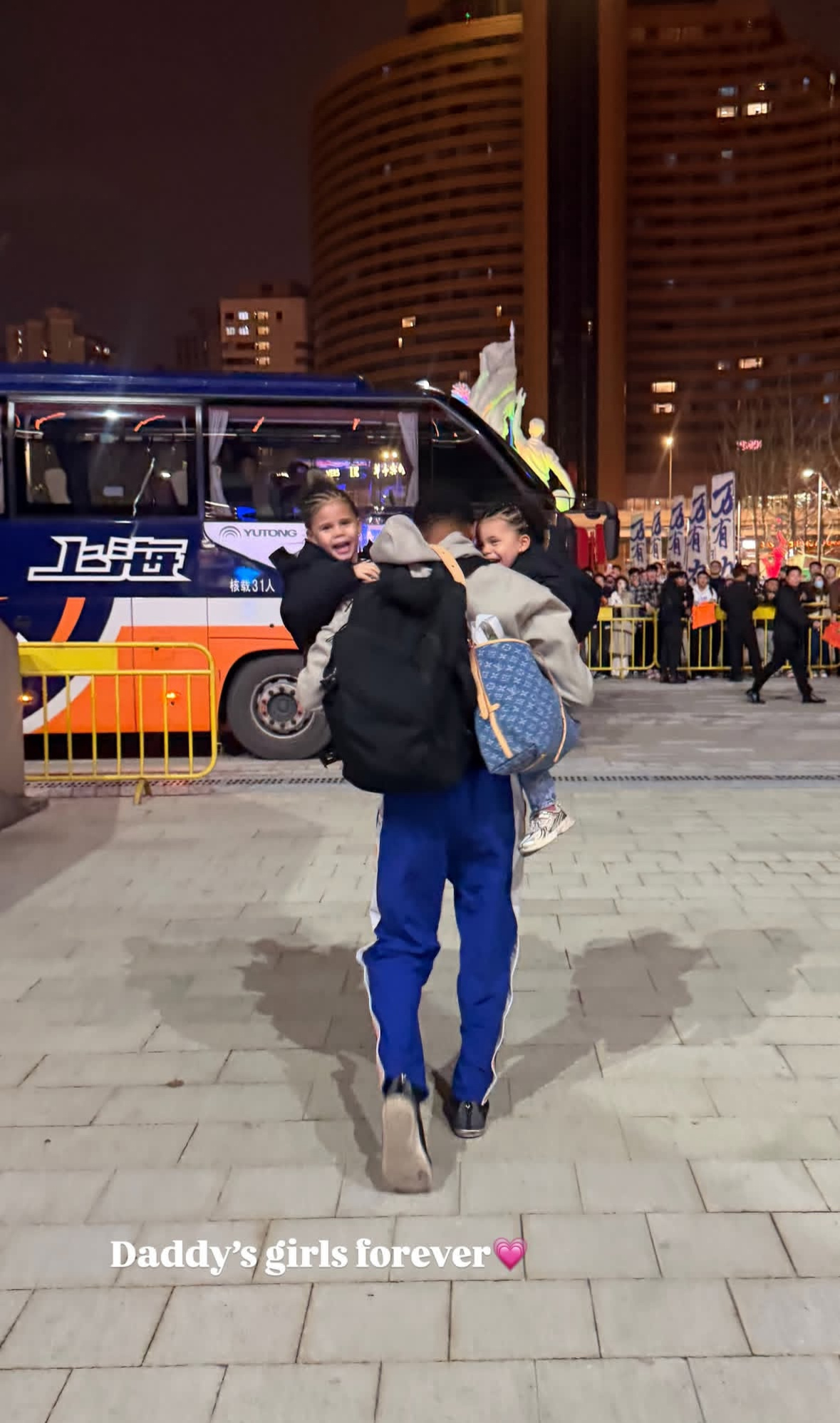 弗格赛后抱着俩闺女一起走向球队大巴看着照片真有种幸福感上海久事大鲨鱼爱来自辽宁