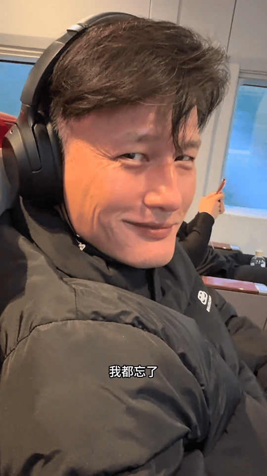 尹子维给徐冬冬抛媚眼 高冷大哥秒变粘人精，抛媚眼时的小得意又甜又萌！他们的日常糖