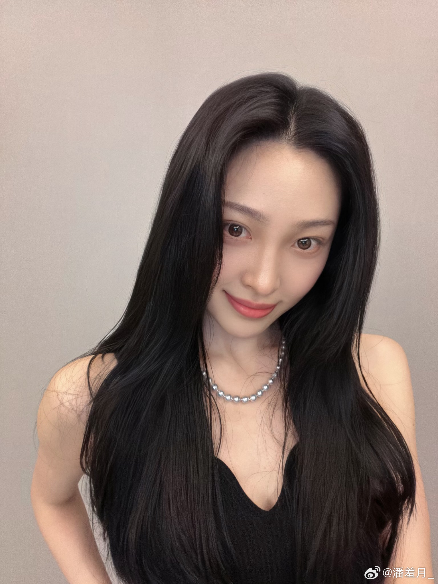 为了新戏染了黑头发觉得比较贴近角色，给我洗头的小哥哥问我有没有人说过你像嫦娥…我