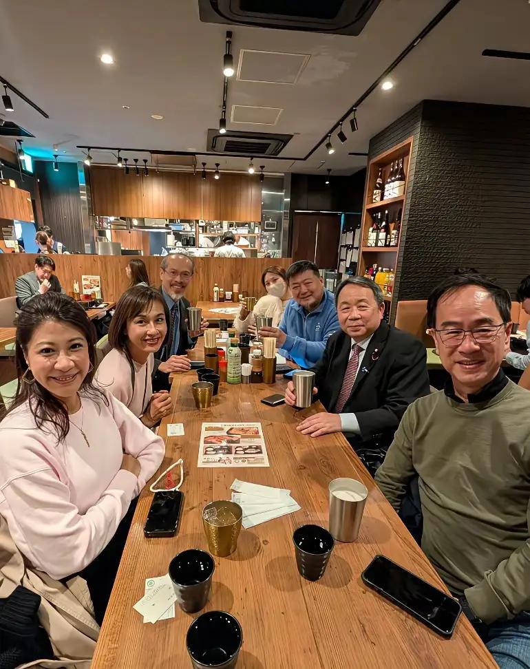 这是汉奸、日本参议员石平和来东京观看世界棒球经典赛揭幕战的台湾绿委们一起吃午餐的