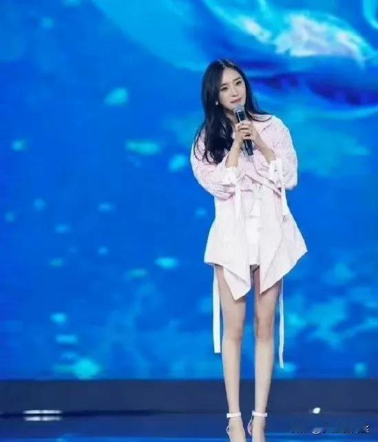 杨幂的独特气质与绝佳身材总是让人无法忽视，而她的腿型更是独具魅力。从那流线型的腿