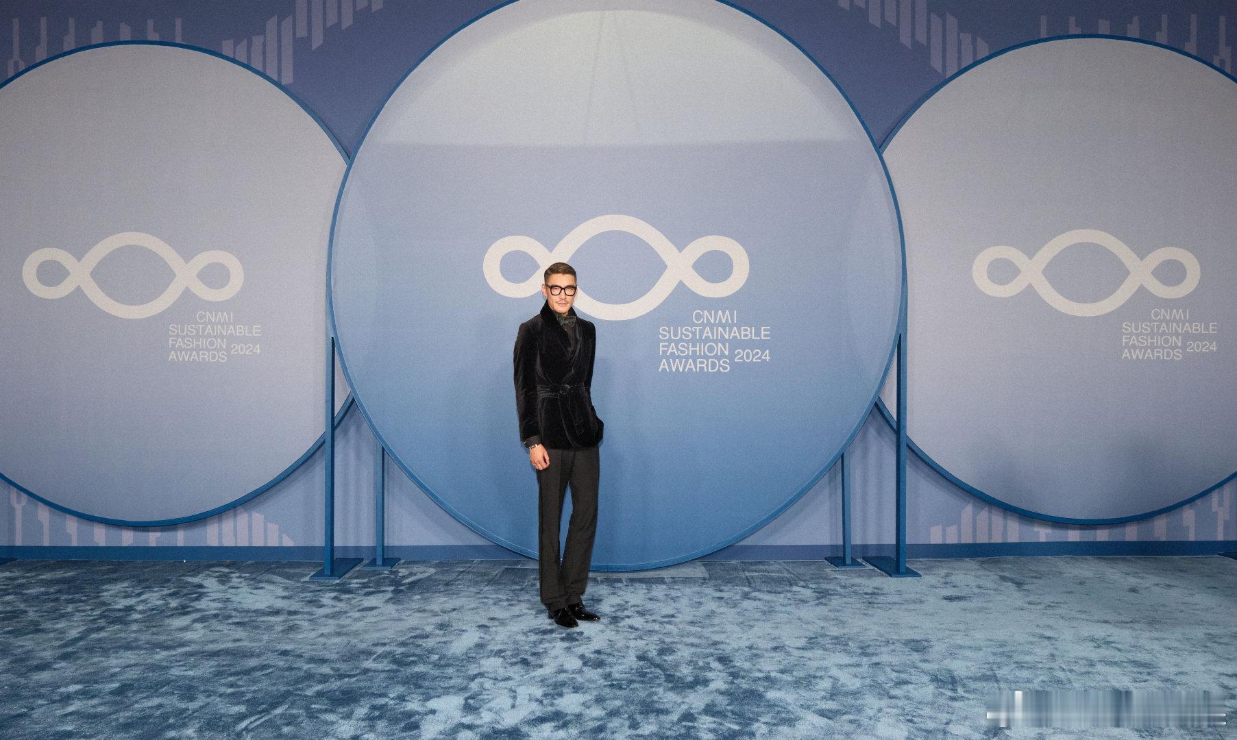 胡兵给阿布扎比上点东方震撼 胡兵在阿布扎比秀场，是东方与时尚的“完美融合体”！非