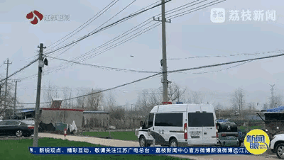 江苏一辆警车在乡间小路主动倒车给婚车让路，被公安部转发点赞。为幸福让道，赞！