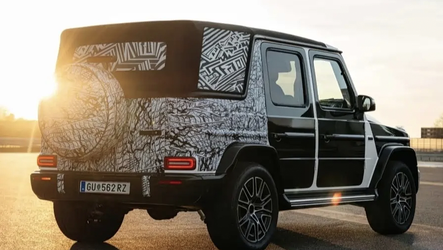 奔驰G级敞篷版预告图来了，软顶敞篷结构+四门设计，兄弟们猜个价？大v聊车