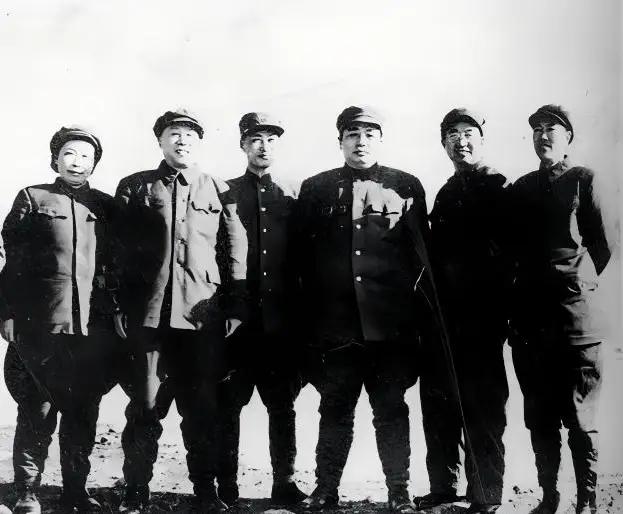 这是一张真实的老照片，我敢说，能认出两个，说明你绝对是个历史高手。[赞]