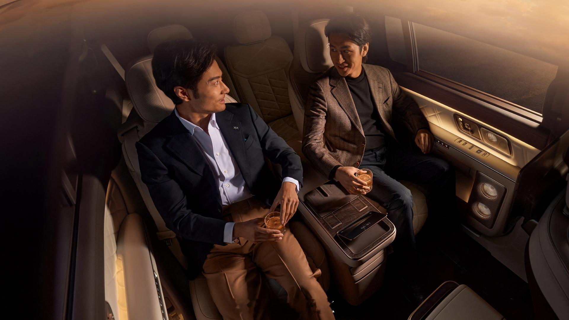 蔚来ES9，预售起售价52.80万，BaaS一下就是40万出头。正式发售的时候，