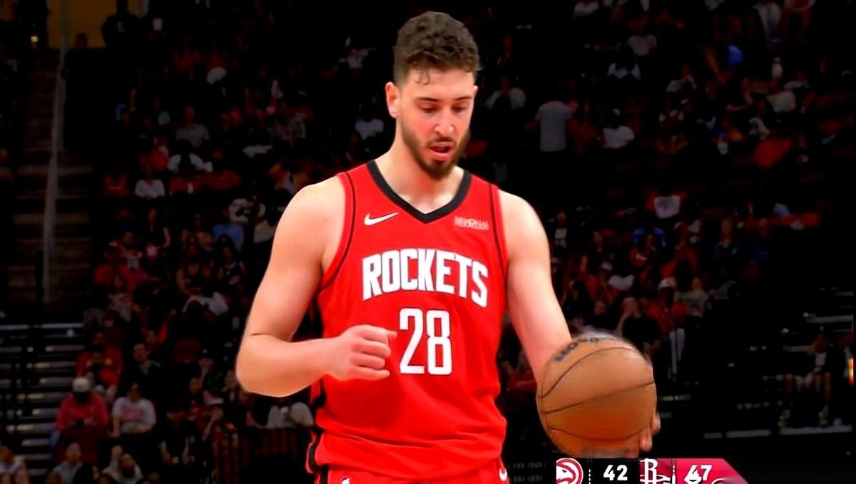 看火箭队申京打球，手里得常备速效救心丸。
前一秒，他还在三分线外拿球，一个诡异的