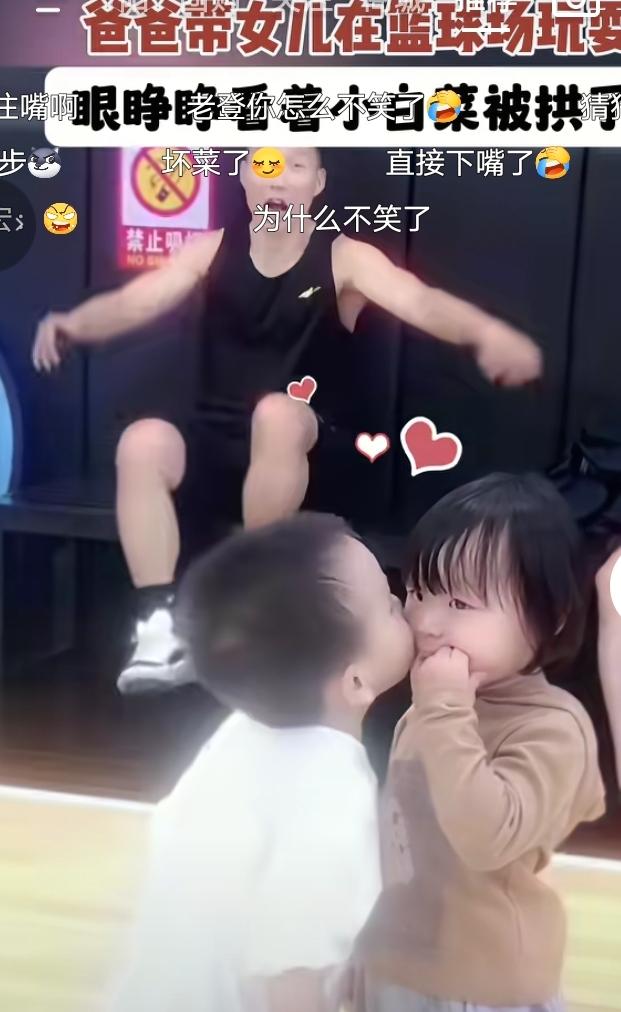 爸爸带着女儿在篮球场玩耍，原本开开心心，下一秒突发可爱名场面！旁边的小男宝毫无防